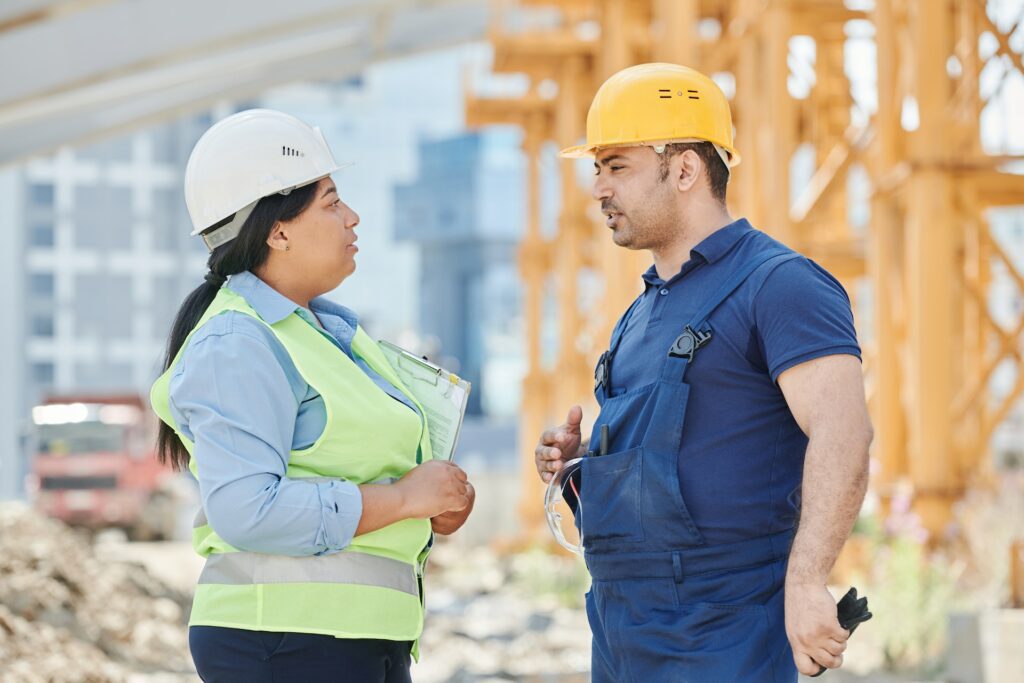 photo de deux ingénieurs discutant de la rénovation d'un bâtiment.