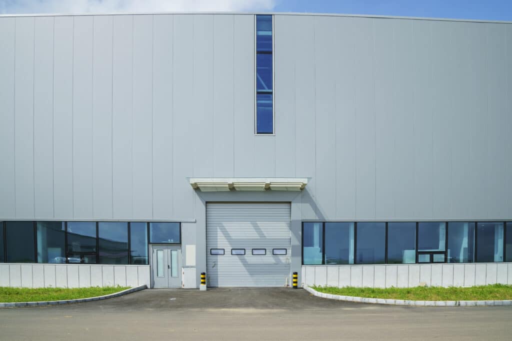 Photo d'une des portes centrales d'un bâtiment industriel