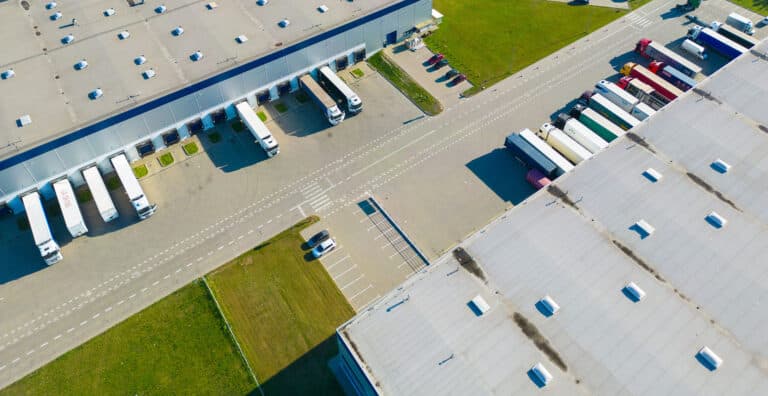 Photo aérienne d'un bâtiment industriel du secteur tertiaire.