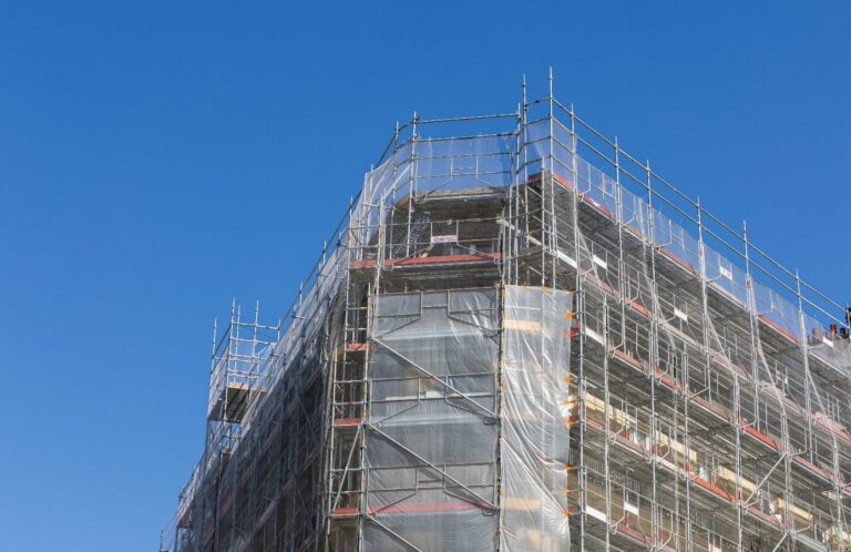 Photo d'un chantier pour rénover énergétiquement un bâtiment industriel